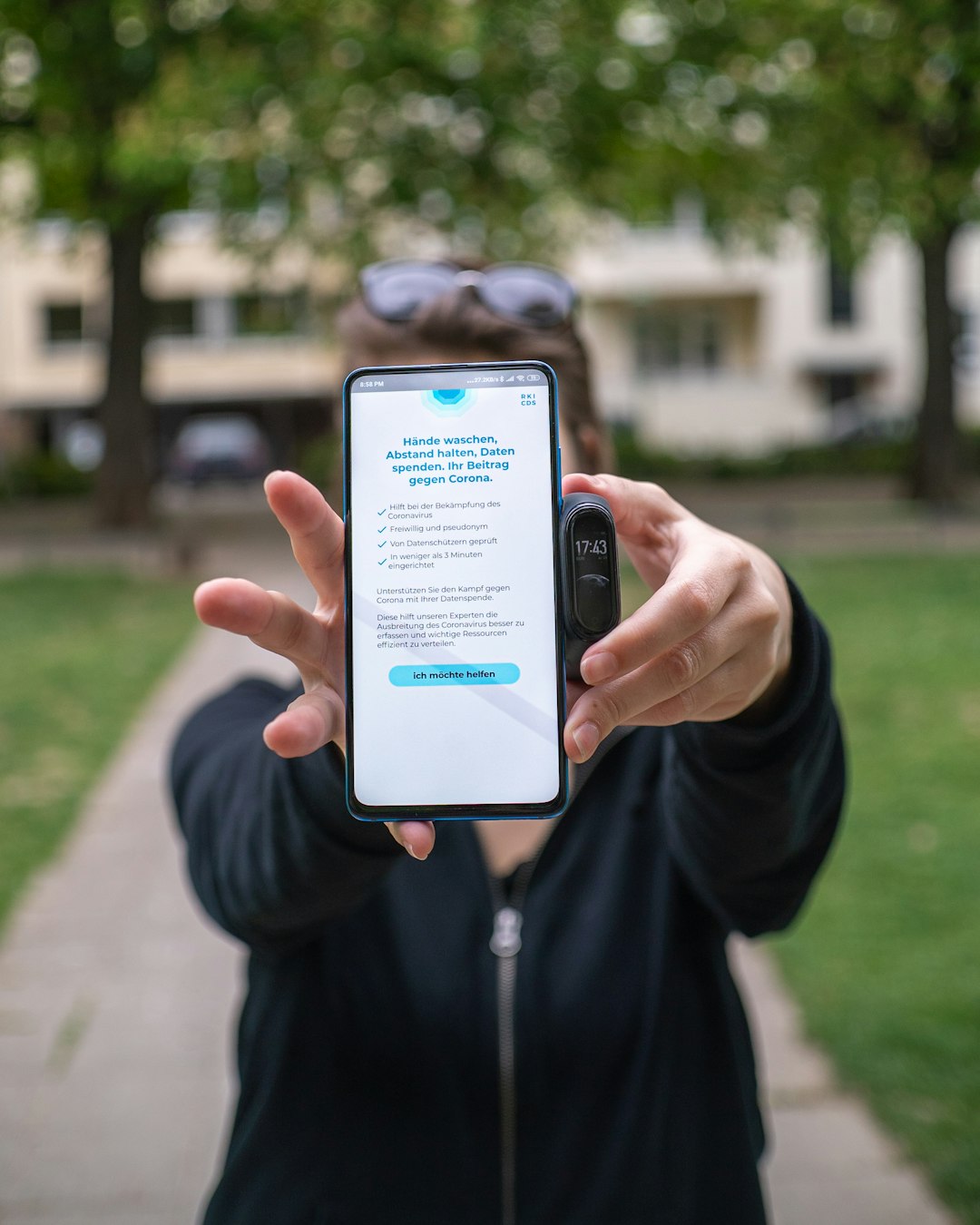 The RKI Datenspende app allows you to submit your health data to a centralized point to learn more about a potential COVID-19 infection.